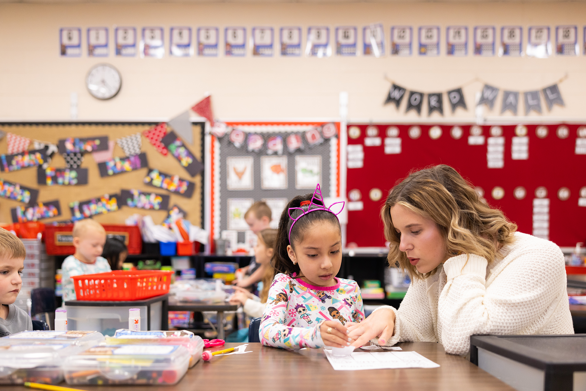 Graduate student at the University of Tennessee working with elementary school students at Farragut Primary school