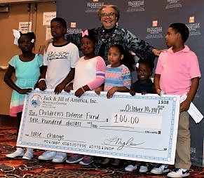 Marian Wright Edelman with children from the Jack and Jill of America, Knoxville Chapter